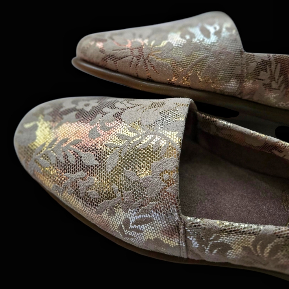 NEW Pretty Aerosoles Floral Lace Loafers - Cream and Gold Brocade Look. Size 9